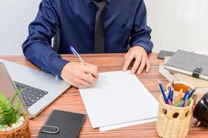 zakenman aan zijn bureau foto