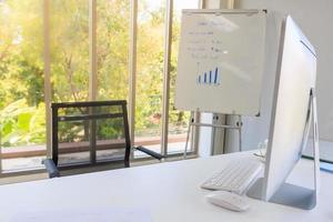 visie van kantoor kamer met bureaublad computer, toetsenbord, muis, vergadering bord, wit kop van koffie en stoel. gebruik makend van net zo bedrijf en werk concept. foto