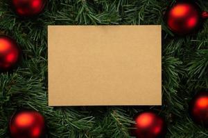 vrolijke kerst knutselpapier notitie mockup sjabloon met dennenbladeren decoraties foto