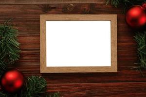 vrolijk kerst fotolijst mockup sjabloon met decoraties van dennenbladeren foto