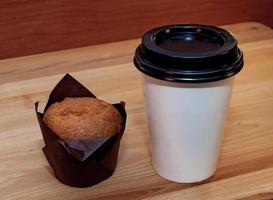 koffie en muffin Aan de tafel foto