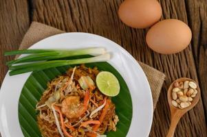 plaat van pad thai garnalen met limoen en eieren