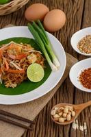 plaat van pad thai garnalen met limoen en eieren