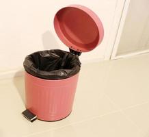 geopende vuilnisbak in resortkamer foto