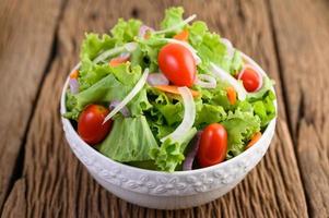 salade op een houten tafel foto