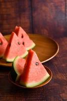 watermeloen in stukjes gesneden op een houten tafel foto