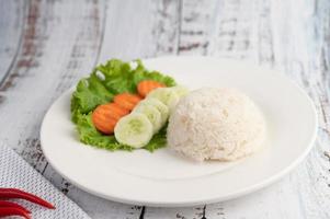 gestoomde rijst met komkommer, salade en worteltjes