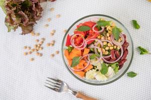 verse groente- en fruitsalade in een glazen kom foto