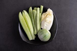 komkommer, kousenband, thaise aubergine en witte kool foto