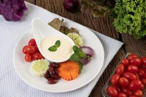ingrediënten voor saladedressing in kopjes foto