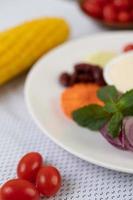 ingrediënten voor saladedressing in kopjes foto
