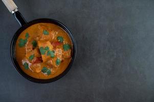 verse massaman curry in een koekenpan foto