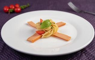 gastronomische spaghetti prachtig gerangschikt op een witte plaat