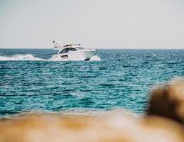 witte en zwarte boot op zee overdag foto