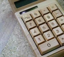digitale rekenmachine bamboe op hout foto