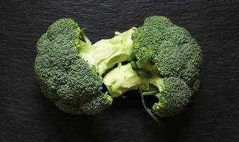 broccoli op zwart foto