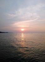 mooi zonsondergang visie Aan suradadi strand foto
