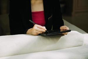 volwassen zakenman gebruik makend van een digitaal tablet naar bespreken informatie met een jonger collega in een modern bedrijf lounge foto