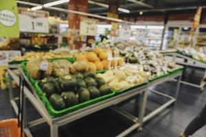 boeren voedsel markt kraam met verscheidenheid van biologisch groente. foto