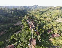 antenne visie van traditioneel dorp in de midden- van Woud in Indonesië foto