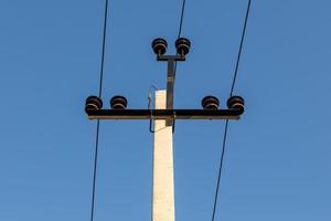 hoog Spanning macht lijn. elektrisch macht lijn ondersteuning en draden. blauw lucht. foto