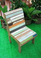 rustieke kleurrijke houten stoel foto