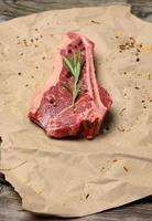 vers rauw stuk van rundvlees vlees, striploin steak Aan een papier achtergrond, top visie. gemarmerd stuk van vlees foto