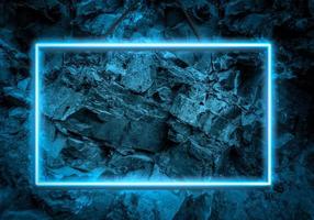 blauw neon gloeiend kader Aan een achtergrond van een laag van stenen foto