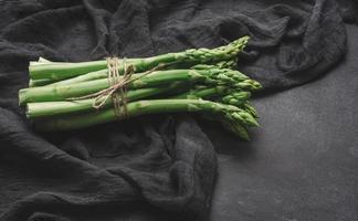 vers groen asperges spruiten Aan een zwart achtergrond foto