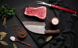 vers rauw stuk van rundvlees vlees, striploin steak Aan een zwart achtergrond, top visie foto