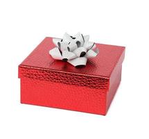 plein rood glimmend geschenk doos met grijs boog Aan wit geïsoleerd achtergrond foto