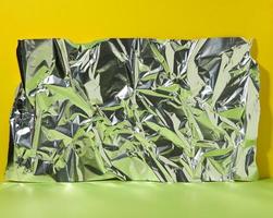 abstract achtergrond voor Product demonstratie, verfrommeld folie met groen reflectie, blanco foto