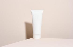 leeg wit plastic buizen voor cosmetica. verpakking voor room, gel, serum, reclame en Product Promotie, bespotten omhoog foto