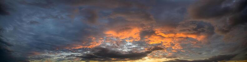 hemel en wolken bij zonsondergang foto