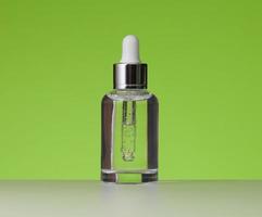 wit glas fles met pipet voor cosmetica, oliën en serum. reclame en Product Promotie foto