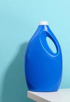 blauw plastic fles voor vloeistof het wassen poeder Aan een wit tafel foto