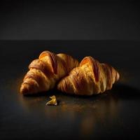 croissants Aan zwart achtergrond foto