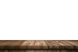 leeg oud hout tafel Aan isoleren wit achtergrond en Scherm montage met kopiëren ruimte voor Product. foto