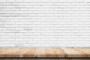 leeg houten tafel top en wit steen muur en ruw barst achtergrond structuur foto