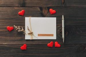 Valentijn kaart met rood hart Aan houten achtergrond foto
