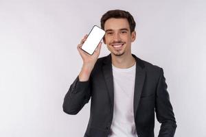 portret van jong zakenman Holding smartphone mobiele telefoon blanco scherm met mockup kopiëren ruimte geïsoleerd wit achtergrond foto