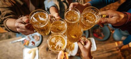 portret van gelukkig Aziatisch vrienden hebben avondeten partij samen - jong mensen roosteren bier bril avondeten buitenshuis - mensen, voedsel, drinken levensstijl, nieuw jaar viering concept. foto