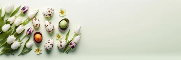 versierd tulpen en eieren Aan een zacht groen achtergrond voor een Pasen foto