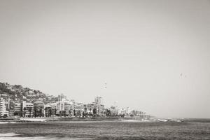 gebroken bad strand zee punt promenade kaapstad zuid afrika. foto