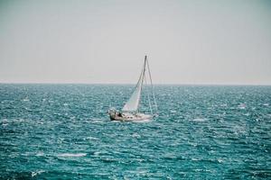 Alicante, Spanje, 2020 - Witte zeilboot op zee overdag foto