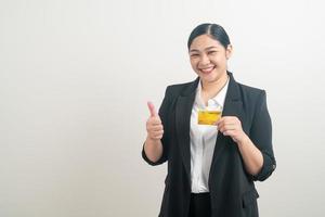 Aziatische vrouw met creditcard met witte achtergrond foto