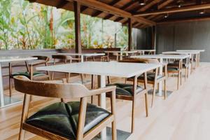 lege tafel en stoel in restaurant foto