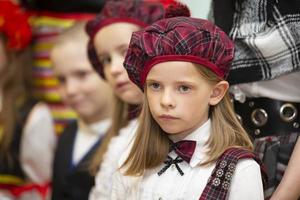 Wit-Rusland, stad van gomel, mei 21, 2021 kinderen vakantie in de stad. weinig meisje in Schots kostuum. foto