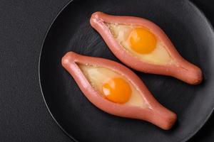 composiet concept van gebakken eieren binnen een besnoeiing worst met specerijen foto