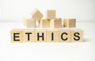 ethiek - woorden van houten blokken met brieven, ethiek Moreel filosofie concept, foto